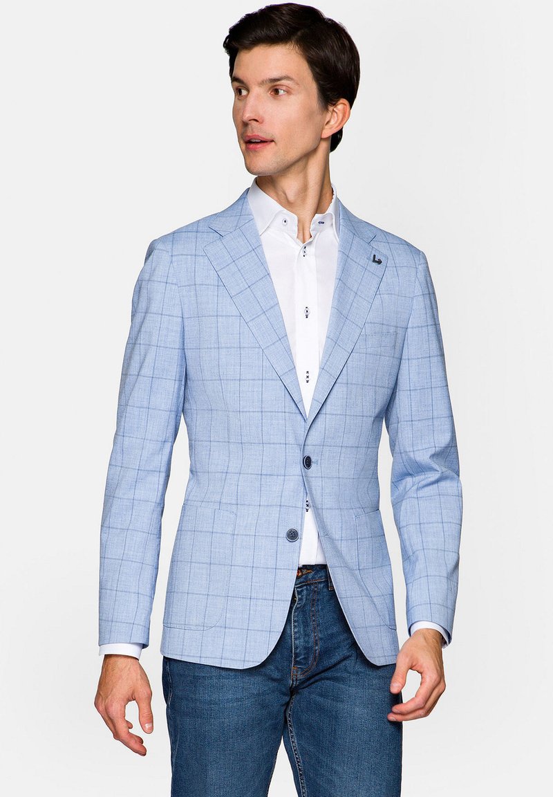 Jasnoniebieska, w kratkę marynarka uszyta z materiału o gładkiej fakturze, z dwiema guzikami i klapami, w połączeniu z białą koszulą.