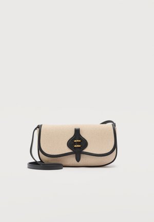 Beige skuldertaske i stof med sort læderkant, sort læderstrop og en frontklap, der lukkes med to spænder i guldton.