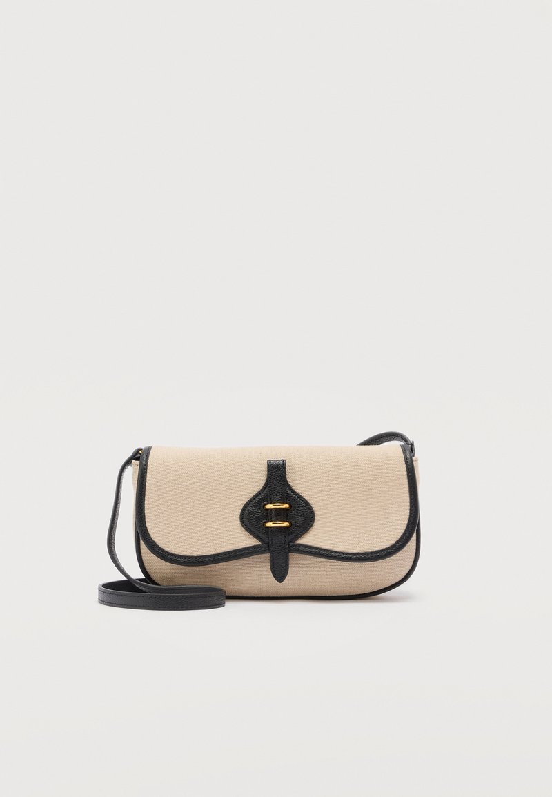 Μπεζ υφασμάτινη τσάντα ώμου με μαύρες δερμάτινες λεπτομέρειες, μαύρο δερμάτινο ιμάντα και εμπρόσθιο καπάκι που ασφαλίζει με δύο κούμπωμα σε χρυσή απόχρωση.