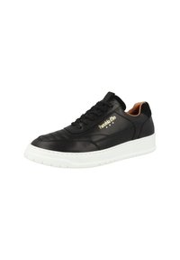 Fekete bőr sportcipő fehér gumitalppal, sima felülettel, minimális varrással és diszkrét arany logóval az oldalon.