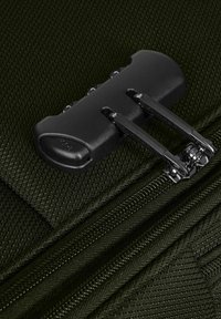 Donkergroen nylon rits etui met zwarte rits hardware, voorzien van een dubbele trekstrip en een gestructureerd oppervlak voor grip.