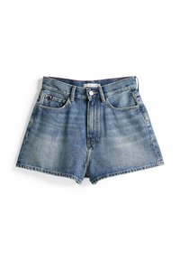 Shorts en denim de couleur bleu délavé, taille haute et fermeture à boutons. Comprend cinq poches et des bords effilochés, avec des détails de couture.
