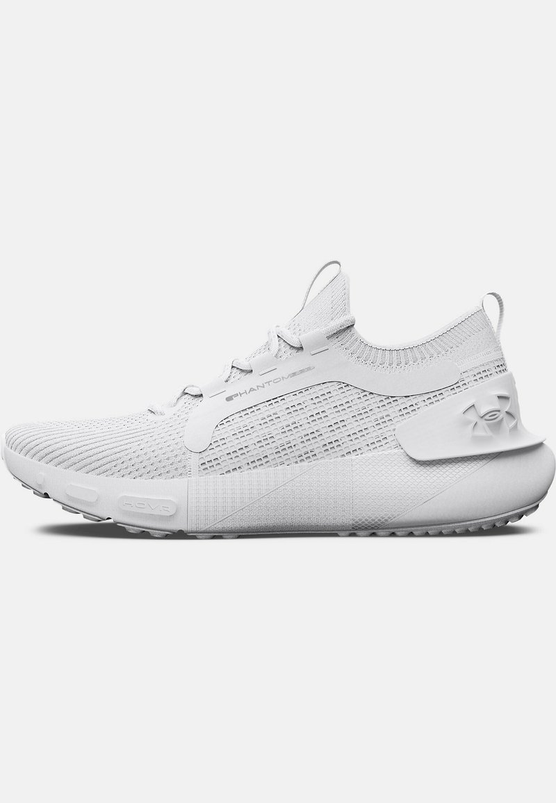 Zapatillas deportivas blancas con parte superior de punto, patrones texturizados y talón moldeado. Cuenta con un sistema de cordones seguro y suela de goma para un mejor agarre.