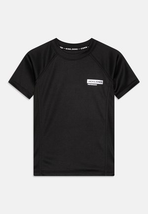 Maglietta sportiva nera a maniche corte in tessuto traspirante; presenta un colletto tondo e un'etichetta bianca con il marchio sul lato sinistro del petto.