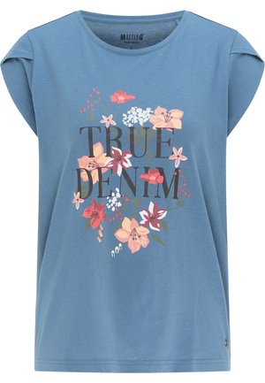 Niebieska koszulka z krótkim rękawem z podwiniętymi rękawami, kwiatowym nadrukiem i napisem „TRUE DENIM” dużymi literami na środku przodu.