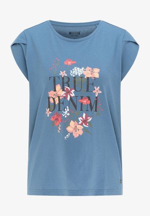 Blå T-shirt med korte ærmer med opsmøgede ærmer, blomstermønster og teksten "TRUE DENIM" med store bogstaver midt foran.