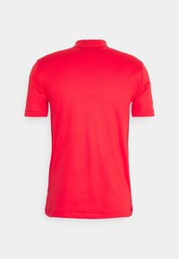 Rotes, kurzärmliges Poloshirt mit klassischem Kragen. Glatte Textur, gerader Saum, seitliche Schlitze für mehr Bewegungsfreiheit. Rückansicht dargestellt.