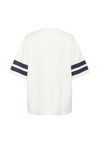 Camiseta blanca de gran tamaño con mangas cortas y rayas azul marino. La tela parece suave, con un ajuste relajado y un escote redondeado.