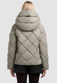 Puffjakke i lys grå med diamantkviltet mønster, stor hætte og let cropped længde. Har en glat overflade og sorte accenter.