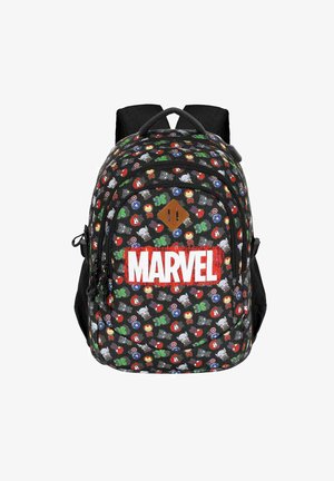 Sort rygsæk med Marvel karakterprint, der har rød og hvid "MARVEL" logo, dobbelte lynlåse og polstrede justerbare stropper.