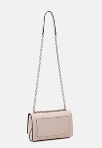 Bolso de mano de cuero rosa claro con cadena plateada, de forma rectangular, con un bolsillo frontal y bordes negros contrastantes.