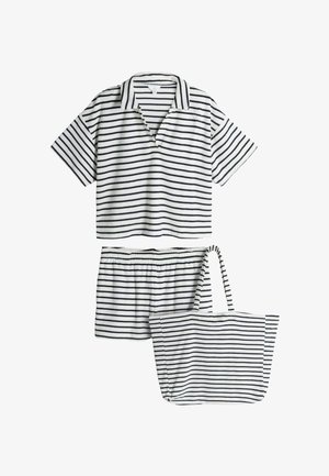 Polo à manches courtes blanc et noir à rayures horizontales, short assorti avec taille élastique, et sac fourre-tout rayé.