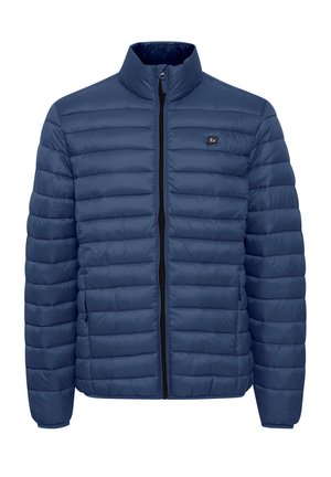 Chaqueta acolchada azul marino con diseño acolchado horizontal, cuello alto y cremallera negra. Cuenta con un pequeño logo en el lado izquierdo del pecho.