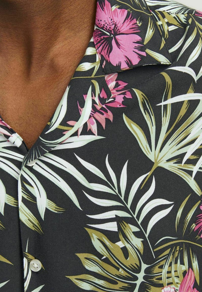 Kurzarmhemd aus schwarzem Stoff mit einem floralem Muster aus pinken und weißen Blumen mit grünen Blättern; glatte Textur und Knopfdetails.