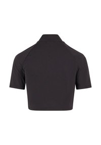 Svart kortärmad polo tröja, korta raglanärmar, slät tygtextur, krage vid halsen. Inga synliga mönster eller hårdvarudetaljer.