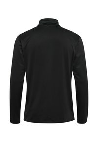 Zwarte poloshirt met lange mouwen en staande kraag, gemaakt van gladde, lichtgewicht stof, met een relaxte pasvorm en zonder zichtbare patronen of accenten.
