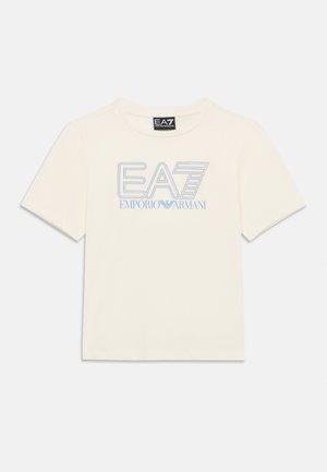 Valge lühikeste varrukatega T-särk, mille rinnal on sinine "EA7 Emporio Armani" logo ja krae sees must EA7 silt.