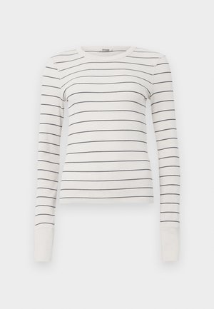 Camisa blanca de manga larga con rayas horizontales finas negras y cuello redondo, presentada sobre un fondo liso.