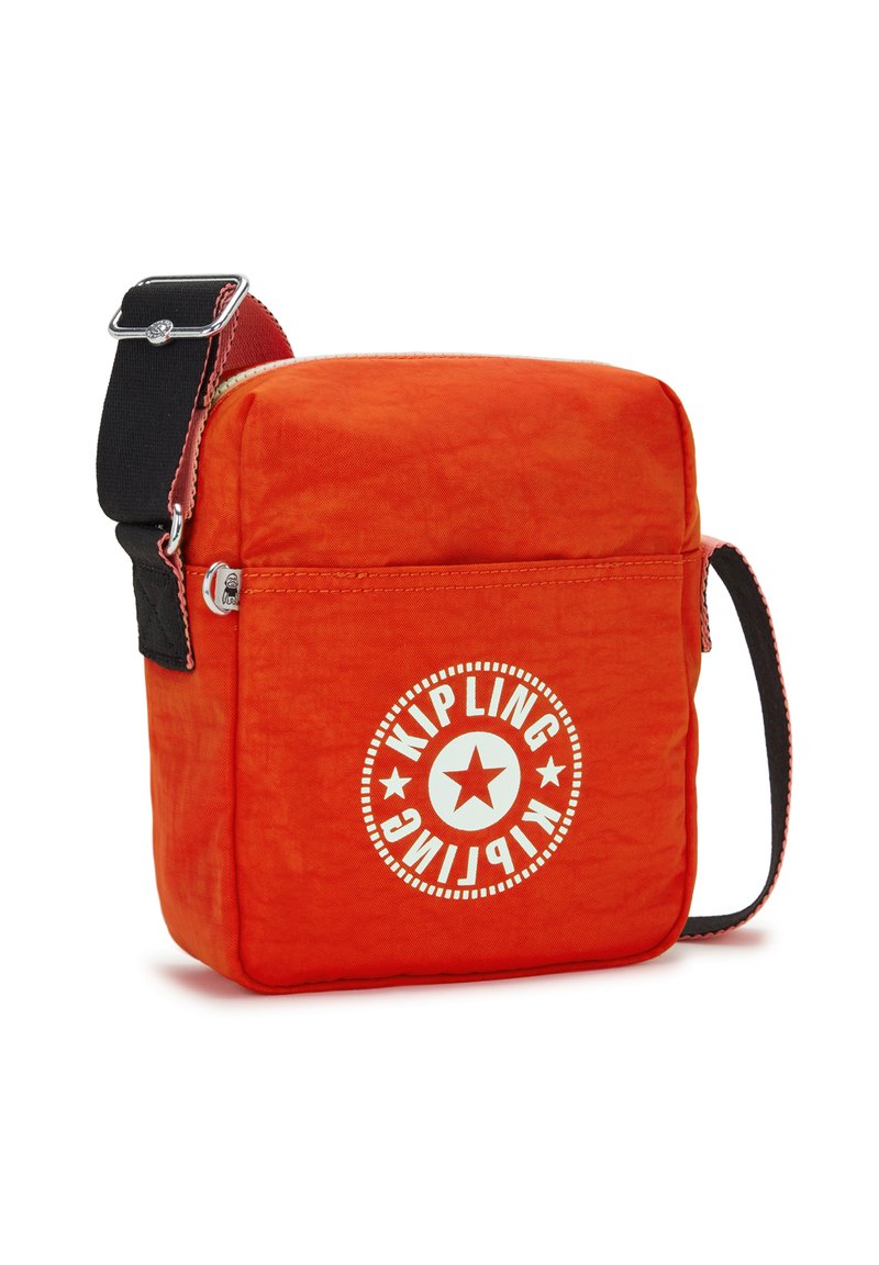 Borsa a tracolla arancione in nylon con chiusura a zip, caratterizzata da un logo bianco circolare con una stella e una tracolla nera regolabile. Texture liscia.