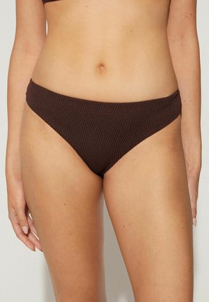Parte inferior de bikini marrón con un patrón texturizado y acanalado. El diseño presenta un corte bajo y una cobertura moderada en los lados.