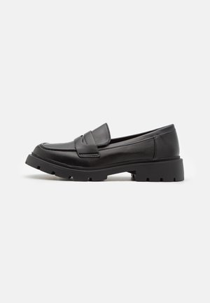 Sorte læder loafers med en glat finish, der har en bred rem over overdelen, chunky gummisål og en lille hældetalje.