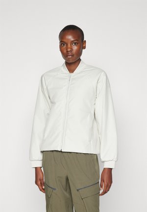 Chaqueta bomber ligera en blanco roto, con cierre de cremallera en la parte delantera, cuello acanalado y puños elásticos. Textura suave y sedosa con un ajuste cropped.