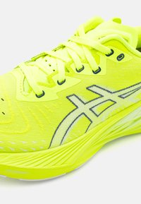 ASICS NOVABLAST 4 - Zapatillas running asfalto - safety yellow/cool grey