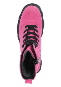 Botín de ante fucsia con cordones negros, suela de goma, detalle de cremallera y forro interior suave. Punta redonda y diseño resistente.