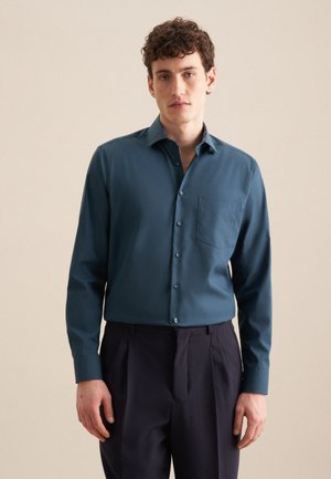 Tiefblaue Hemd mit Knöpfen, einer Tasche, langen Ärmeln und geradem Kragen. Kombiniert mit dunklen Hosen, glatter Stoffoberfläche, minimalistisches Design.