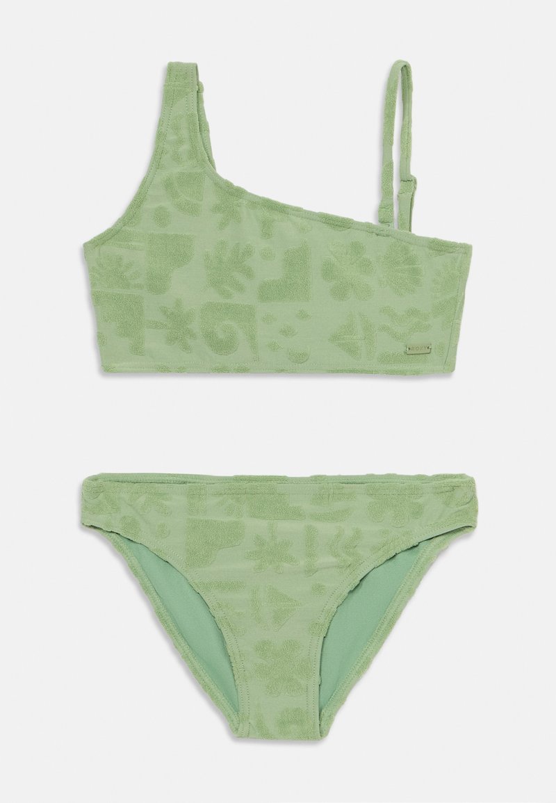 Grünes Frottee-Bikini-Set mit einem Top mit einem Träger und verstellbarem Riemen sowie passenden tief sitzenden Hosen, beide mit einem strukturierten Muster.