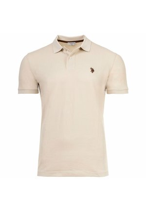 Beige Polohemd mit kurzen Ärmeln, zwei Knöpfen am Ausschnitt und kleinem, dunklem, gesticktem Logo auf der linken Brust.