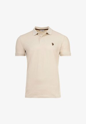 Beige polo met korte mouwen, voorzien van een knoopsluiting met twee knopen en een klein donker geborduurd logo op de linkerborst.