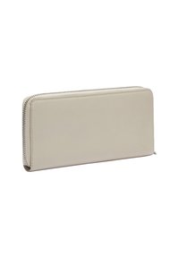 Cartera de cuero beige con una textura suave, forma rectangular delgada y un cierre de cremallera plateado en el borde.