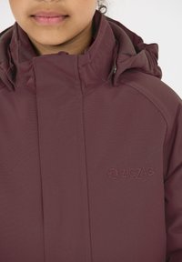 Bordeaux ritsjack met hoge kraag, met een gestructureerd oppervlak en het geborduurde 'ZIGZAG' logo op de voorkant.