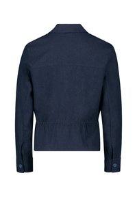 Granatowa kurtka casualowa z wyraźnym kołnierzem, zgromadzonym dolnym brzegiem i zapinanymi mankietami; wykonana z teksturowanej tkaniny o gładkim wykończeniu.