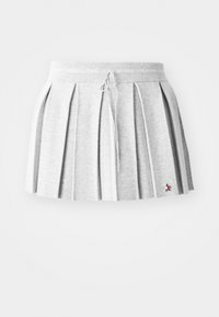 Jupe en maille plissée gris clair avec ceinture côtelée, cordon de serrage et petit emblème étoile rouge et noire sur l'ourlet avant.