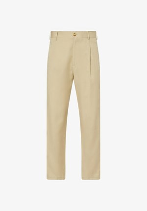 Pantalon beige ajusté avec passants pour ceinture, fermeture à bouton sur le devant et poches latérales, présenté sur un fond blanc.