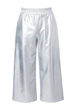 Pantalones plateados, brillantes y de pierna ancha con cintura elástica. Fabricados con un material suave y reflectante, presentan un corte holgado y una longitud recortada.