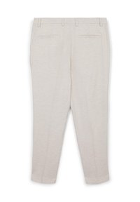 Pantaloni beige su misura con gambe slim, tasche posteriori e passanti per cintura, mostrati appoggiati su sfondo bianco.