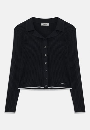 Marineblauer Rippstrick-K cardigan mit einem Kragen, Frontknöpfen und weißem Saum. Markenlogo unten rechts angebracht.