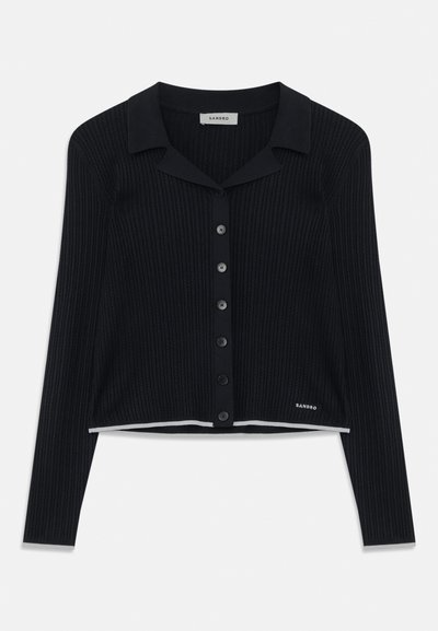 Cardigan tricotat cu nervuri navy, cu guler, nasturi frontali și margine albă la tiv. Logo-ul mărcii este afișat în colțul din dreapta jos.