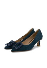 Decolté in suede blu navy con tacco alto e punta affusolata, caratterizzate da una fibbia decorativa blu con gioielli sul davanti e un tacco basso a blocco.