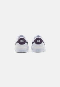 Nike Sportswear COURT LEGACY - Sporta apavi - white/dark raisin/football grey