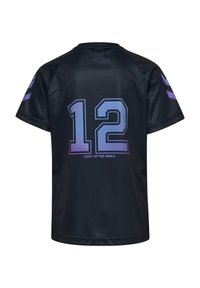 Zwart sportshirt met korte mouwen, voorzien van een grote blauwe "12" en paarse tekst "LIGHT UP THE WORLD" op de achterkant. Glad van structuur.