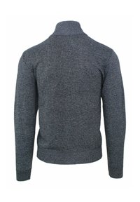 Maglione grigio lavorato a maglia con colletto alto, maniche lunghe e orlo a costine. Presenta un motivo in tessuto testurizzato su tutta la superficie.