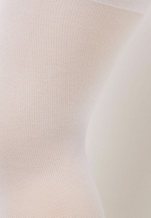 Close-up van witte, gestructureerde stof met een klein, gelijkmatig verdeeld wafelpatroon op een gebogen oppervlak.