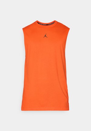 Chandail sans manches orange en coton, avec un col rond et un petit logo Jumpman noir sur la poitrine. Texture lisse.