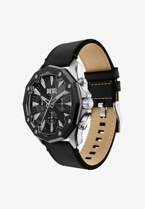 Černé hodinky Diesel mají osmihranné pouzdro z nerezové oceli, černý ciferník s vyvýšenými indexy a černý kožený řemínek s béžovými akcenty.