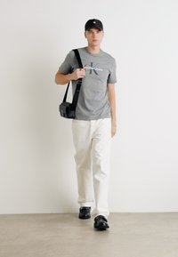 Calvin Klein Jeans HERO MONOGRAM TEE - T-shirt con stampa - medium grey heather