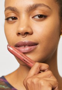 Collistar TWIST® ULTRA SHINY GLOSS jasnoróżowy